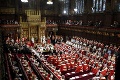Kráľovná otvorila schôdzu parlamentu, predstavila program vlády: Zopakuje sa situácia spred 95 rokov?