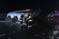 Česká D1 sa spamätáva z hromadnej nehody: Jeden človek zhorel, policajta odhodil náraz