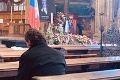 Jágr ostal v kostole sedieť sám aj po skončení Gottovho pohrebu: Pravda o dojímavom zábere
