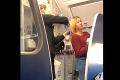 Muž v lietadle ovracal cudzej dievčine vlasy: To ešte spolucestujúci netušili, čo ich čaká potom!