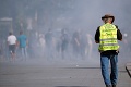Žlté vesty rozohnali slzným plynom: V Paríži sa opäť protestovalo