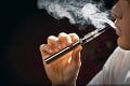 Počet úmrtí rastie: Na chorobu spájanú s fajčením e-cigariet zomrelo v USA už 26 ľudí