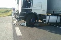 Vážna dopravná nehoda v okrese Revúca: Motocykel sa zrazil s kamiónom, cesta je uzavretá