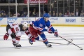 Komický úvod sezóny: Hráč NHL sa zrútil na ľad ako vrece zemiakov