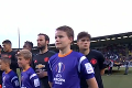 Komická situácia pre hráča United: Pri nástupe bol nižšší ako chlapček pred ním