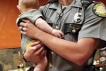 Z fotky policajta s bábätkom sa stala senzácia: To, prečo ho drží v náručí, vami pohne