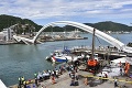 Zrútenie mosta na Taiwane si vyžiadalo štyri obete, po dvoch stále pátrajú