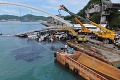 Zrútenie mosta na Taiwane si vyžiadalo štyri obete, po dvoch stále pátrajú