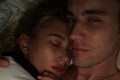 Justin Bieber sa nevie nabažiť svojej manželky Hailey: Intímna fotka z postele