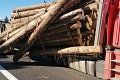 Kamión narazil na diaľnici D1 do zvodidiel: Cesta na Ružomberok je zablokovaná