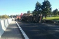 Kamión narazil na diaľnici D1 do zvodidiel: Cesta na Ružomberok je zablokovaná