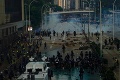 Krvavý protest v Hongkongu: Policajt postrelil do hrude demonštranta