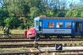 Nešťastie na železničnom priecestí: Pri zrážke auta a vlaku vyhasli dva mladé životy († 21, † 15)