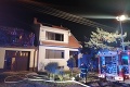 Hasiči zasahujú pri požiari domu v Modre, vnútri sa nachádzala jedna osoba
