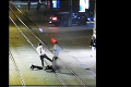 Video z brutálnej bitky na Obchodnej ulici: Muž ostal po úderoch len bezvládne ležať
