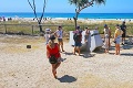 Maroš ohúril Austráliu štvortonovou sochou: Jeho betónová ryba je miláčikom pláže