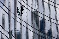 Pavúčí muž vyliezol na budovu vo Frankfurte: Skončil v putách