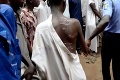 Dom mučenia v Nigérii: Polícia zachránila 500 ľudí, boli spútaní reťazami, týraní a zneužívaní