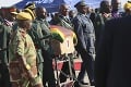 Lietadlo s telom exprezidenta Mugabeho († 95) priletelo do Zimbabwe: Smutný pohľad na vdovu