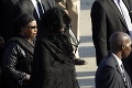 Lietadlo s telom exprezidenta Mugabeho († 95) priletelo do Zimbabwe: Smutný pohľad na vdovu