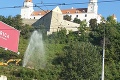 Nový div v hlavnom meste? Bratislavčania si všimli gejzír pod hradom: Záhada vyriešená!