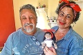 Dedko João, trpiaci  kožným ochorením, sa dal na háčkovanie: Deťom pomáha bábikami s vitiligom