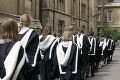 Nad vysokoškolákmi z Európskej únie sa sťahujú mračná: Zdražie po brexite štúdium v Británii?