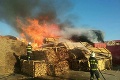 Hasiči už druhý deň bojujú s požiarom pri teplárni v Trebišove: Ohrozil oheň dodávky tepla?