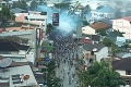 Situácia v Indonézii sa vymkla spod kontroly: Protestujúci zapálili domy, vládne budovy aj obchody