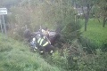 V Považskej Bystrici zasahujú hasiči: Auto skončilo na streche
