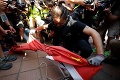 Mohutné protesty v Hongkongu: Pálenie vlajok, paprikový sprej a zásah polície