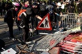 Mohutné protesty v Hongkongu: Pálenie vlajok, paprikový sprej a zásah polície