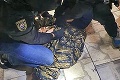 Polícia zverejnila video zatknutia fanúšika: Zadržaný výtržník kandidoval za poslanca!