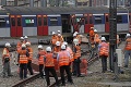 Počas rannej špičky sa vykoľajil vlak: Zranilo sa osem ľudí