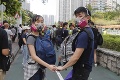 Demonštranti požadujú rezignáciu správkyne Hongkongu: Polícia blokuje protesty