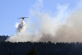 Silný vietor v Grécku narušil trajektovú a leteckú dopravu: Požiare stále vyčíňajú