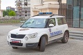 Policajti v Severnom Macedónsku narazili do auta s migrantmi, tí sú vážne zranení