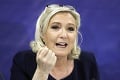 Medzinárodný škandál: Le Penová v Estónsku ukázala neonacistické gesto, tvrdí, že nechtiac