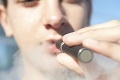 V Amerike zomrel ďalší muž po fajčení elektronických cigariet: Jeho pľúca napadla ťažká choroba