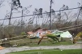 Dorian zoslabol na hurikán 3. kategórie: Na Bahamách ešte stále fúka silný vietor a prší