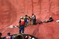 Záchrana ako z katastrofického filmu: Námorníkov vyrezali z prevrátenej lode