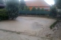 Po dvoch hodinách dažďa v obci pri Galante došlo k najhoršiemu: Dedina sa topí v bahne!