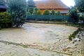 Po dvoch hodinách dažďa v obci pri Galante došlo k najhoršiemu: Dedina sa topí v bahne!