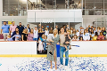 Nádherný moment priamo na ľade: Americký hokejista zistil pohlavie bábätka