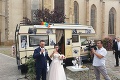 S týmto ešte na svadbu nikto nedorazil: Na mladomanželov v Prešove sa otáčali všetci okoloidúci!