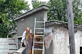 V zadlženej Belži nenechali obyvatelia starostu v štichu: Úrad aj chodníky opravili svojpomocne