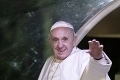 Pápež František priletel do Afriky: Veľkolepé privítanie na letisku