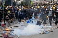 Výtržnosti demonštrantov v Hongkongu nemajú konca: Došlo k zrážke s políciou