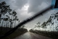 Dorian zoslabol na hurikán 3. kategórie: Na Bahamách ešte stále fúka silný vietor a prší