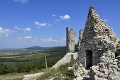 Stredoveké ruiny lákadlom Nitrianskeho kraja: Každý, kto navštívil tento hrad, dostal v minulosti lopatou!